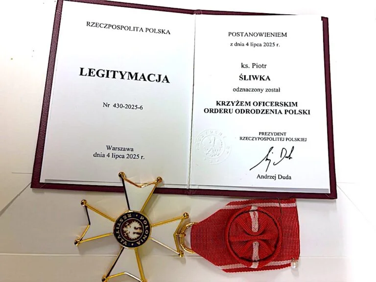 Ksiadz Piotr Sliwka z&nbsp;odznaczeniem 1 768x576